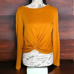 🍓 4 for$25 Ivoire warm top size Medium